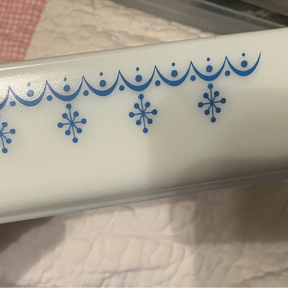 Pyrex Milk Glass Baking Dish in Snowflake Blue 1972 Pristine - Picture 3 of 9